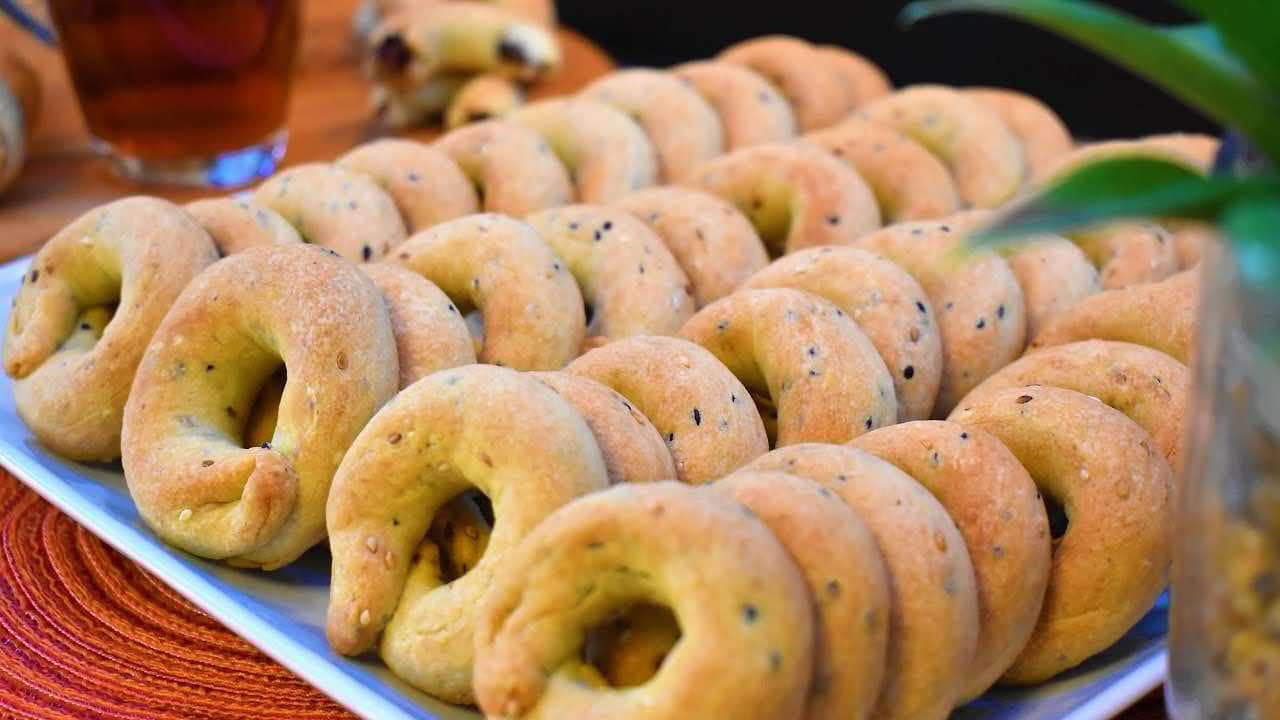 Palestinian Date Ring Cookies (Kaak Asawer)